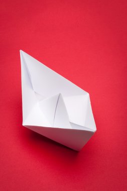 Origami kağıt gemi
