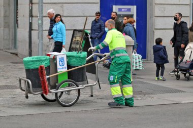 MADRID, SPAIN - 19 Kasım 2021: Şehir sokak temizleyicileri 19 Kasım 2021 'de Madrid' de Limpieza y zona verdes - Temizlik ve Yeşil Bölge - sloganı altında çalışıyorlar