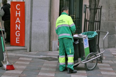 MADRID, SPAIN - 19 Kasım 2021: Şehir sokak temizleyicileri 19 Kasım 2021 'de Madrid' de Limpieza y zona verdes - Temizlik ve Yeşil Bölge - sloganı altında çalışıyorlar