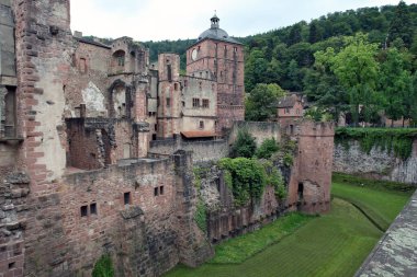 Heidelberg Şatosu (Almanca: Heidelberg Castle), Almanya 'nın en ünlü harabelerinden biridir. Kızıl Neckar Vadisi 'nin kumtaşından yapılmış kalıntıları 28 Ağustos 2021' de Almanya 'nın Heidelberg kentindeki vadiden 80 metre yükselir.