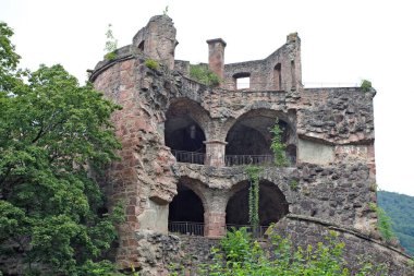 Heidelberg Şatosu (Almanca: Heidelberg Castle), Almanya 'nın en ünlü harabelerinden biridir. Kızıl Neckar Vadisi 'nin kumtaşından yapılmış kalıntıları 28 Ağustos 2021' de Almanya 'nın Heidelberg kentindeki vadiden 80 metre yükselir.