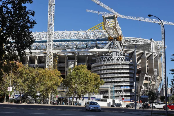 MADRID, İspanya - 17 Kasım 2021: Şehrin merkezindeki Real Madrid Stadyumu - San Bernabeu yeniden inşa aşamasında. 17 Kasım 2021 'de Madrid' in kapanış çatısının açılmasına hazırlık