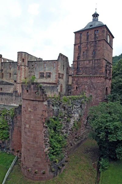 Heidelberg Şatosu (Almanca: Heidelberg Castle), Almanya 'nın en ünlü harabelerinden biridir. Kızıl Neckar Vadisi 'nin kumtaşından yapılmış kalıntıları 28 Ağustos 2021' de Almanya 'nın Heidelberg kentindeki vadiden 80 metre yükselir.