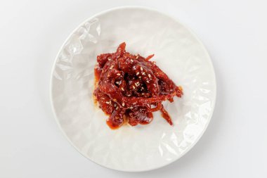 Deodeok ile yapılmış yemek. Köklerine baharat sürülmüş yiyecekler. Kore yemek kültürü