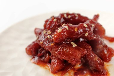 Deodeok ile yapılmış yemek. Köklerine baharat sürülmüş yiyecekler. Kore yemek kültürü