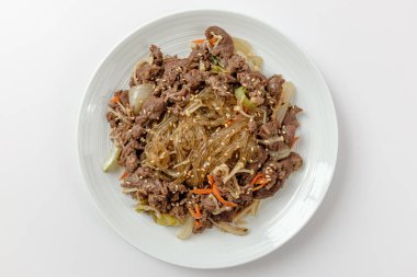 Et ve sebzeli yemekler. Soya sosu tabağı. Kore yemek kültürü