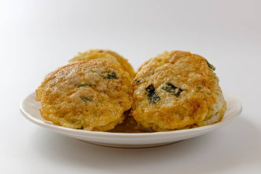 Asya yemek kültürü. Yumurta kaplı top. Domuz eti.