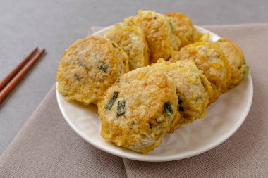 Asya yemek kültürü. Yumurta kaplı top. Domuz eti.