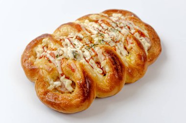 Sosisli ekmek. Çeşitli sebzelerle kaplı ekmek. Yağlı soslu ekmek.