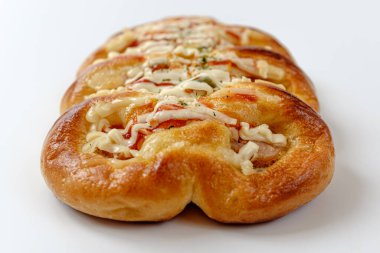 Sosisli ekmek. Çeşitli sebzelerle kaplı ekmek. Yağlı soslu ekmek.