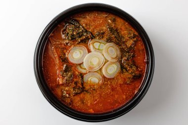 Yılan balıklı baharatlı çorba. Kore deniz ürünleri yemekleri. Balık güveç.