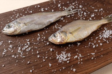 Kurutulmuş balık. Tuzlu ve taze balıklar. Kore yemek kültürü