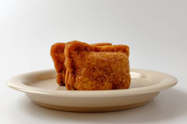 Japon kültür gıdası. Kızarmış soya peynirli pilav. Ekşi suşi.