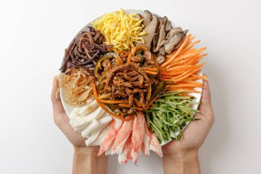 Deniz ürünleri ve sebzeli taze yiyecekler. Hardal soslu bulaşıklar. Çin yemek kültürü