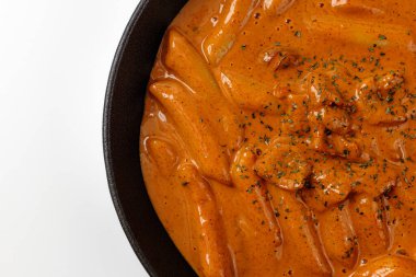 Gül soslu ve pirinç kekli gül tteokbokki
