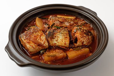 Uskumrudan yapılmış yiyecek. Baharatla pişirilmiş yemek. Kore yemek kültürü