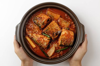 Uskumrudan yapılmış yiyecek. Baharatla pişirilmiş yemek. Kore yemek kültürü