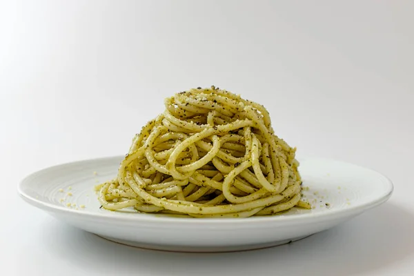 Итальянская Культура Питания Спагетти Базиликом Песто Еда Базиликом Сыром Оливковым — стоковое фото