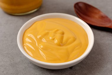 Lezzetli sos. Tuzlu sos. Çedar peynirli sos.