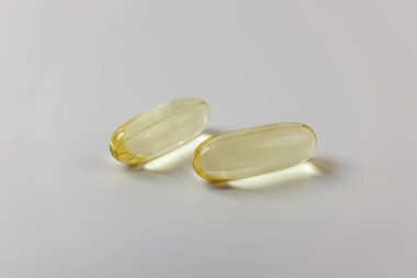 Balık yağından yapılan besinler. Sağlığın için yemek. Kapsüllerdeki besin takviyeleri