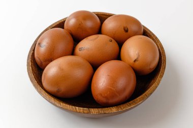 Tütsülenmiş yemek. Meşeden tütsülenmiş yiyecek. Yumurtayla yapılan yemek.