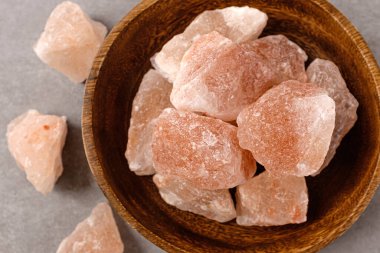 Himalayalar 'dan tuz. Tuz taşa dönüştü. pembe yemek