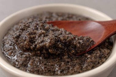 Mantarlı sos. Mantarlı sos ve zeytinyağı. İtalyan yemek kültürü