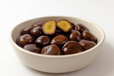 Beyaz arka planda tütsülenmiş bıldırcın yumurtası.