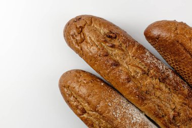 Beyaz arka planda tam tahıllı baget.