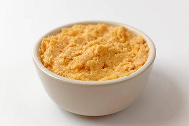 Beyaz arkaplana yayılmış somon balığı