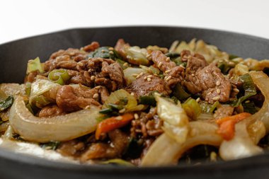 Beyaz arkaplanda domuz bulgogi