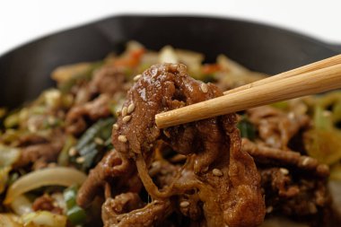 Beyaz arkaplanda domuz bulgogi