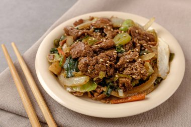 Soya soslu domuz eti ve sebzeli bulgogi.