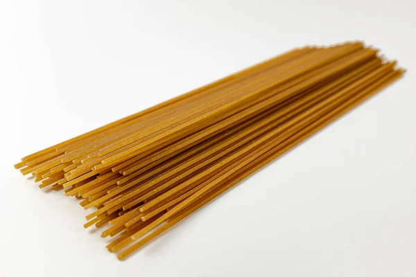 Whole Wheat Spaghetti White Background — Stockfoto