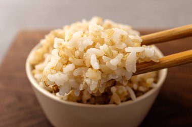 Kahverengi pirinç, haşlanmış tam tahıllı pirinç ile yapılır.