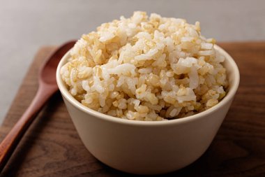 Kahverengi pirinç, haşlanmış tam tahıllı pirinç ile yapılır.