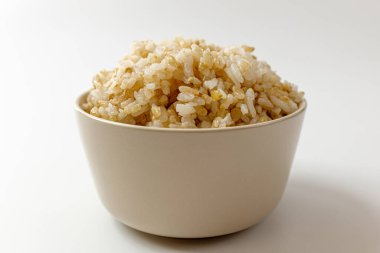 Beyaz arka planda kahverengi pirinç