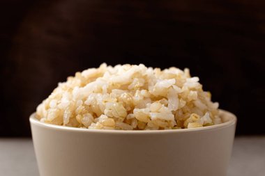 Kahverengi pirinç, haşlanmış tam tahıllı pirinç ile yapılır.