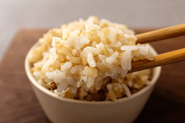 Kahverengi pirinç, haşlanmış tam tahıllı pirinç ile yapılır.