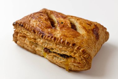 beyaz zemin üzerine elmalı turta