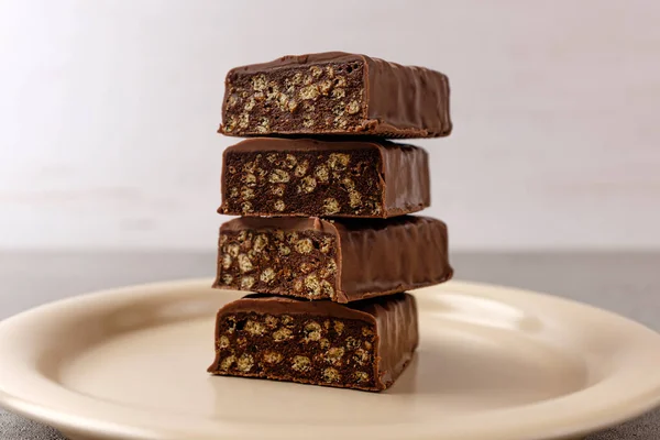 Çikolata kaplı diyet atıştırmalık protein çubukları.