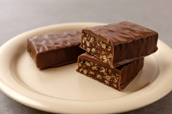 Çikolata kaplı diyet atıştırmalık protein çubukları.