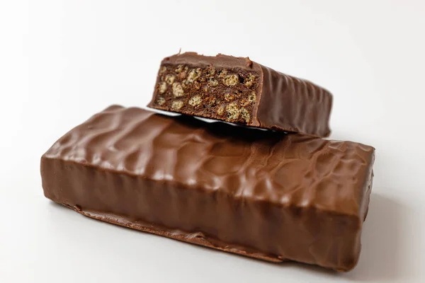 beyaz arkaplanda protein çubuğu