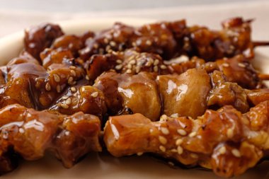 Teriyaki soslu tavuk şişi.