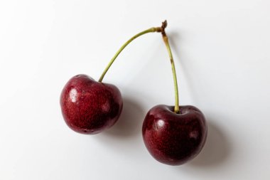 beyaz arkaplanda kiraz