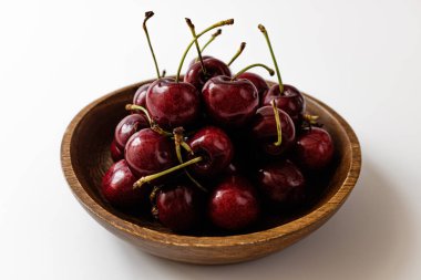 beyaz arkaplanda kiraz