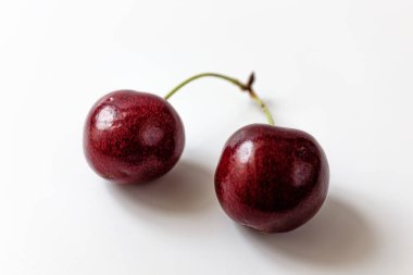 beyaz arkaplanda kiraz