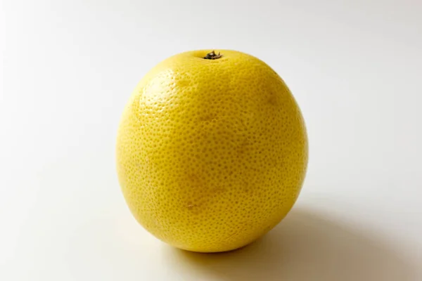 Белый Грейпфрут Белом Фоне — стоковое фото