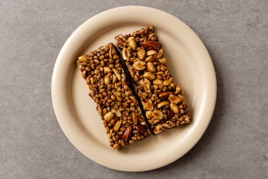 Granola ve fındıklı fındıklı çikolata.