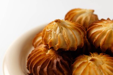 Beyaz arka planda kestane kurabiyeleri